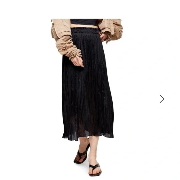 NWT Topshop Pleated Crushed Satin Skirt in Black - Picture 1 of 7